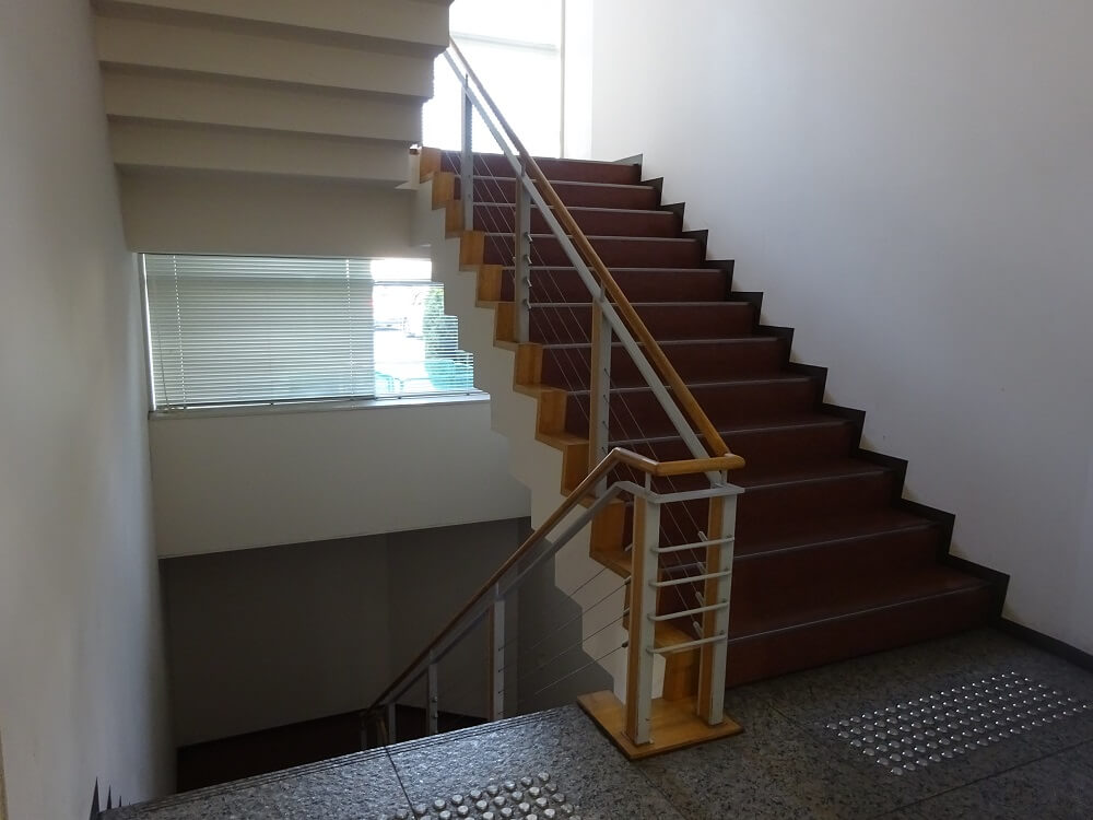 商工プラザ階段