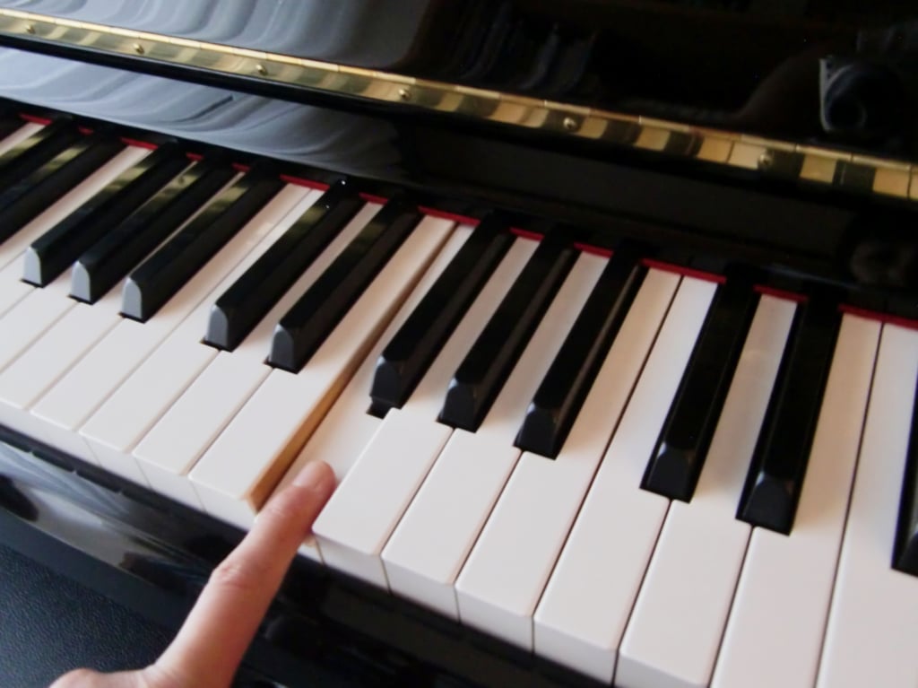 指一本の試し弾きから演奏できるピアノを弾こうよ