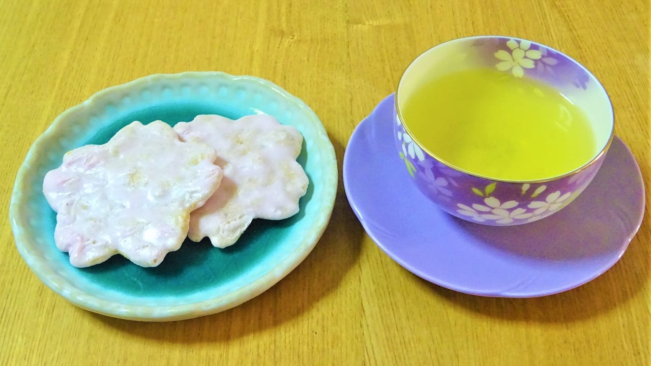 桜の葉の香りするお茶と桜煎餅