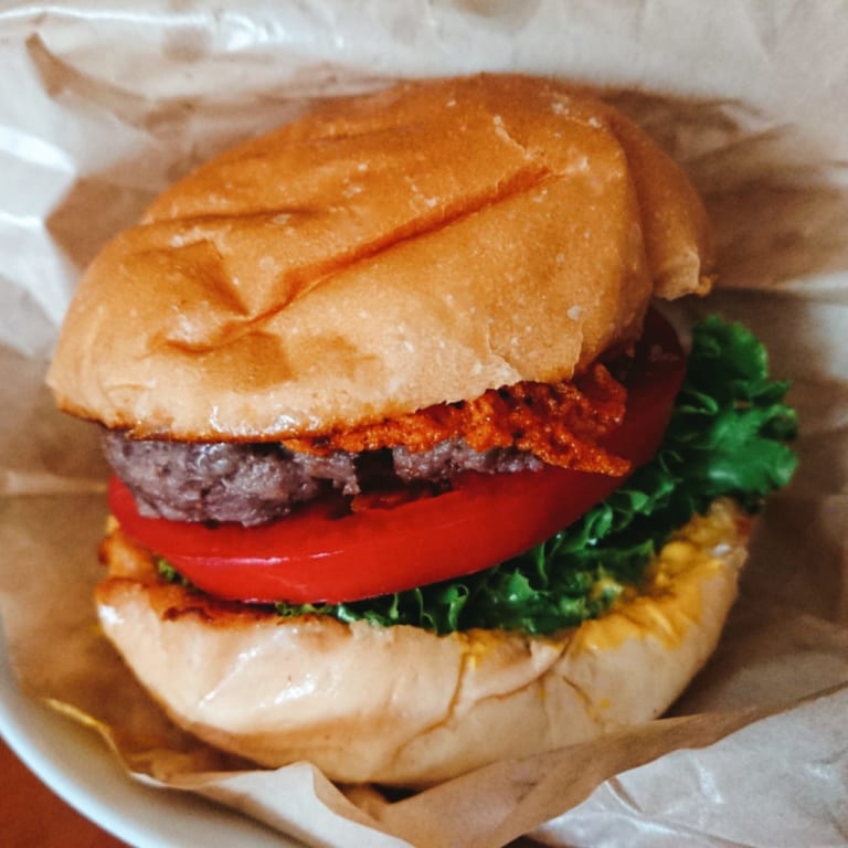 トマトとグリーンリーフとチーズのハンバーガー