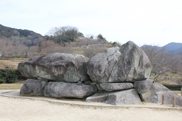 巨大な岩が重なった遺跡
