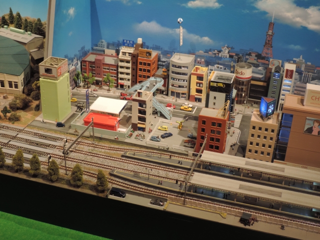 町とビルと線路の模型