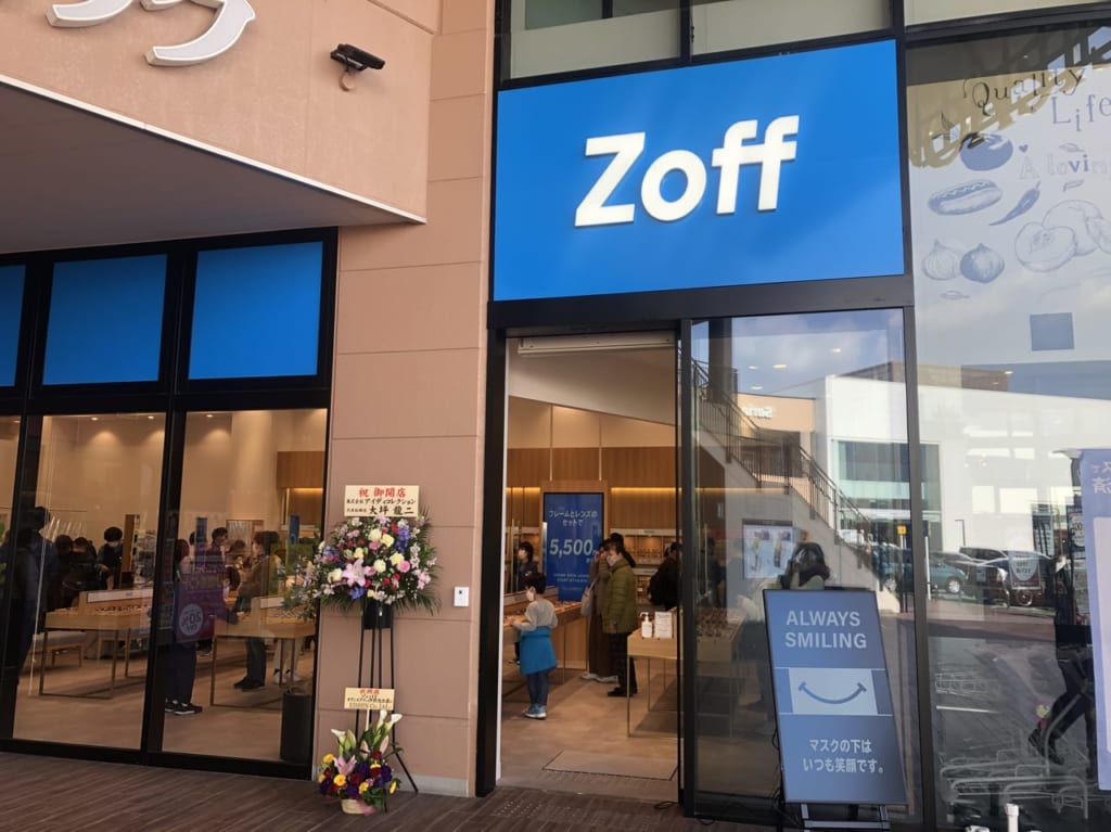 オアシスタウン伊丹鴻池店にオープンした眼鏡専門店のZoffの外観