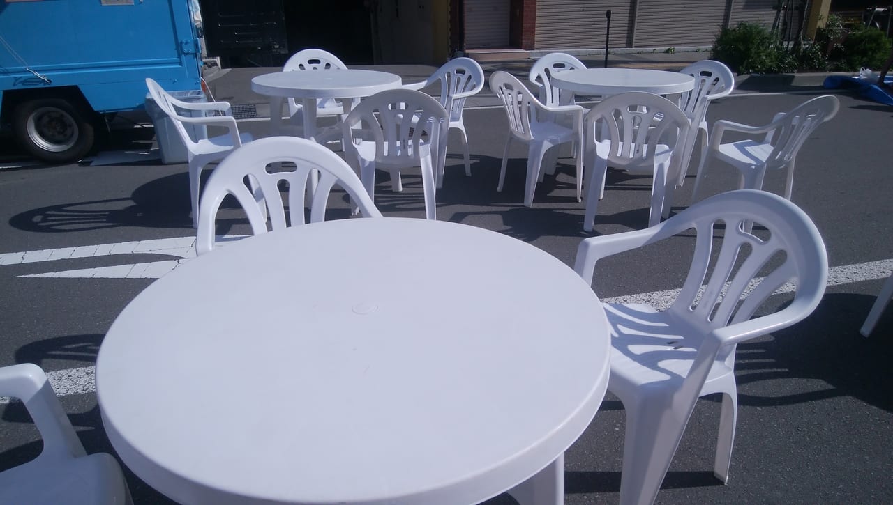 屋外のテーブルと椅子