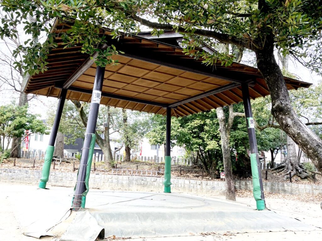 猪名野神社境内にある土俵